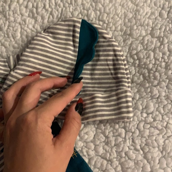 Gerber baby onesie with beanie - Picture 3 of 4